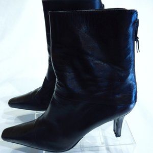 STUART WEITZMAN DARK BROWN ANKLE BOOTS IN SIZE 7.5M